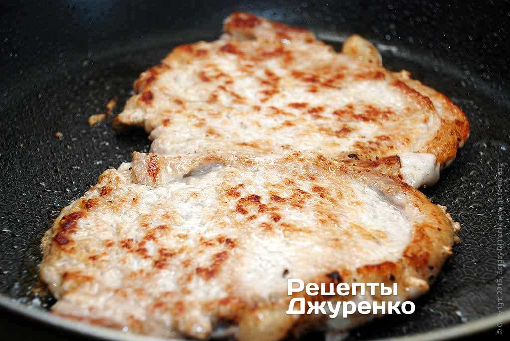 Мясо хорошо отбито, поэтому готовится очень быстро.