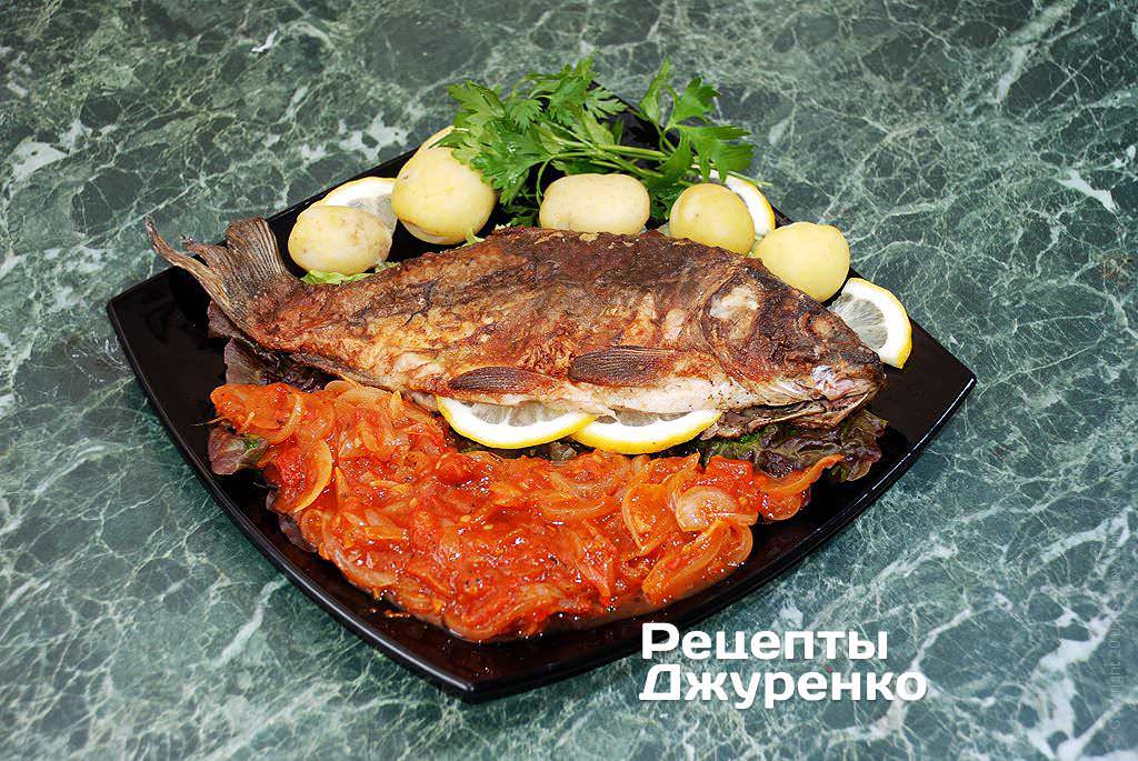 Готова страва Смажений короп — маринована риба смажена з овочами