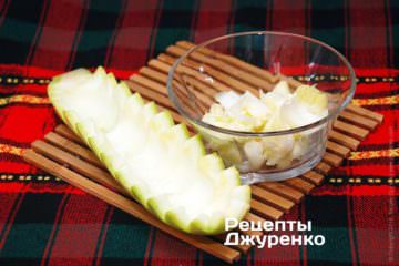 Кабачок разрезать и выбрать мякоть.