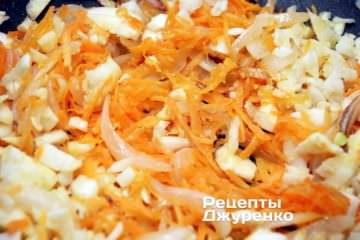 Добавить натертую морковку.