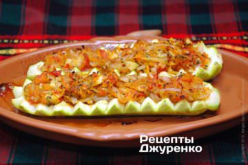Запекать до полуготовности кабачка.