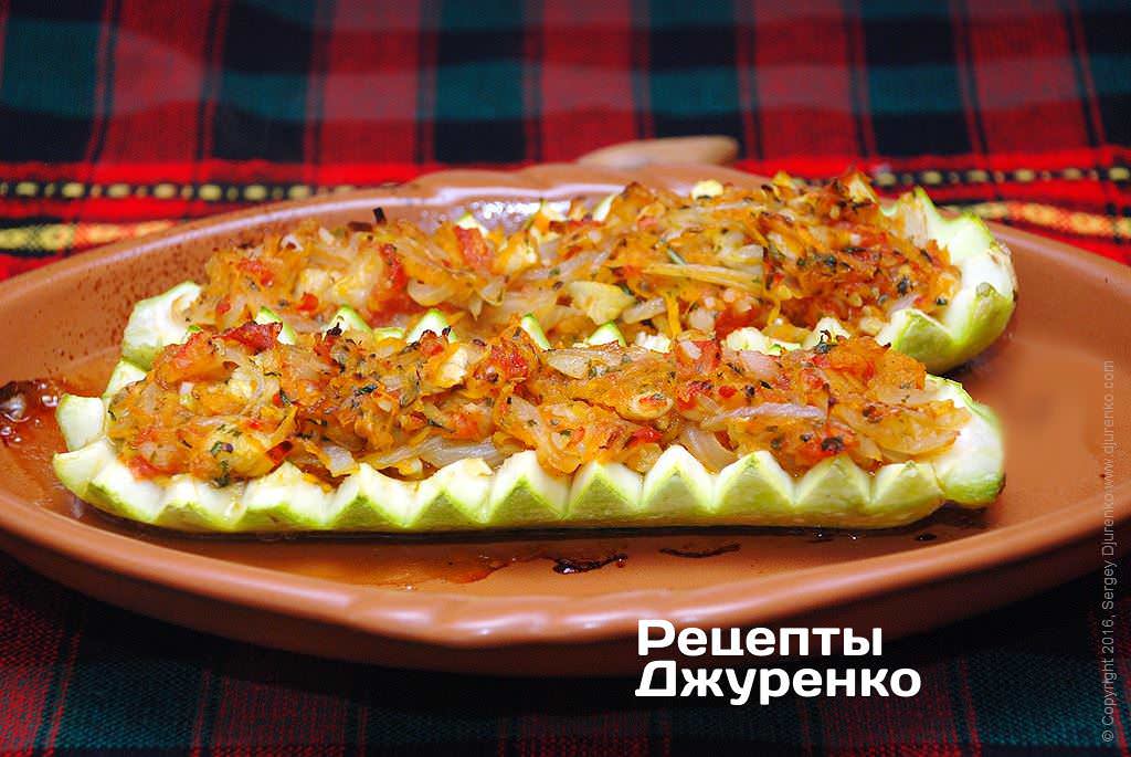 Запекать до полуготовности кабачка.