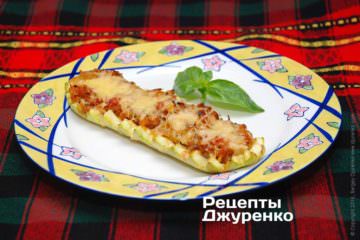 Кабачки фаршированные овощами