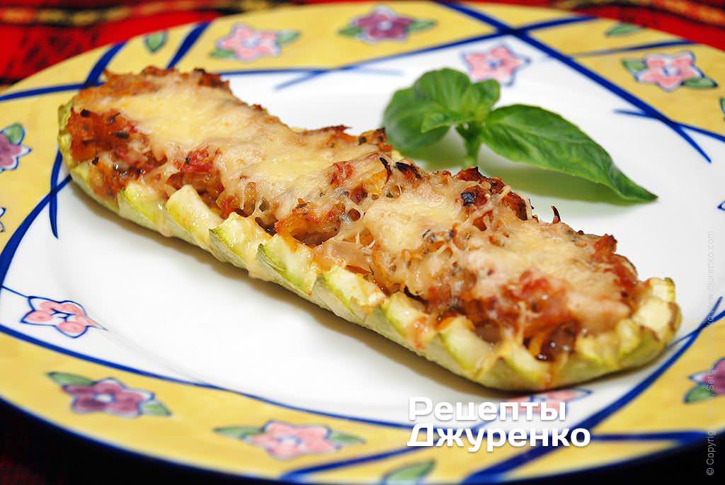 Кабачки фаршированные овощами