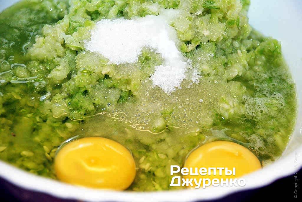 Кабачковую массу по вкусу посолить и поперчить. Рекомендую добавить сахар.