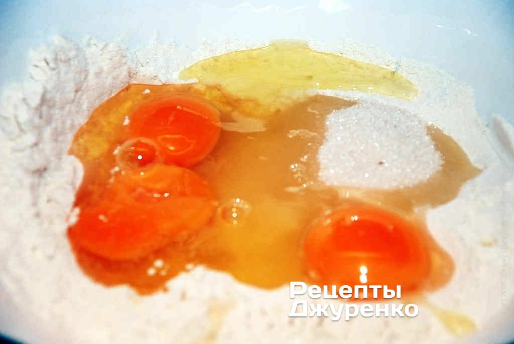 В 3\4 просіяного борошна додати сіль, соду, 0.5 склянки цукру і яйця.