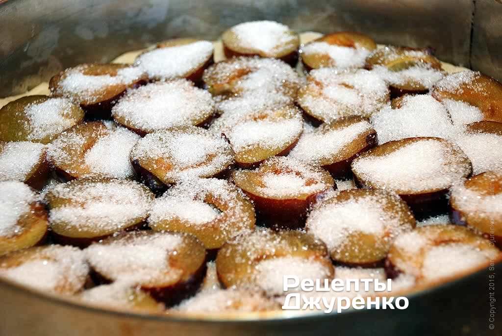 Сливи досить густо посипати цукром. Кількість цукру — кому як подобається. Але зовсім без цукру не робіть, буде кисло.