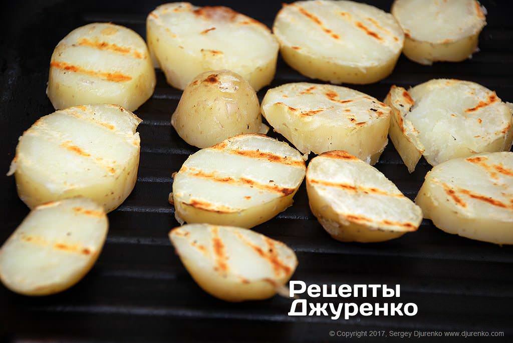 Поджарить отваренный картофель.