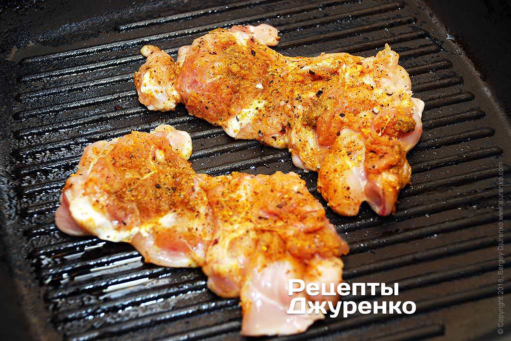 Разложить мясо на решетке .