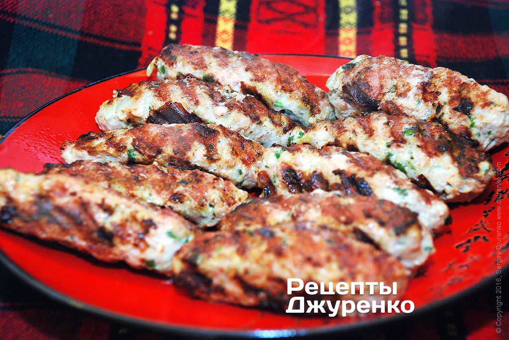 Готовые мясные колбаски.