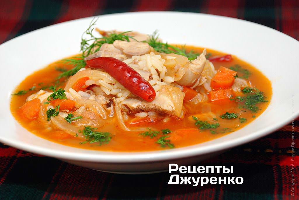 Фото рецепта: Гострий суп з курки, рису, томатом і зеленню кропу