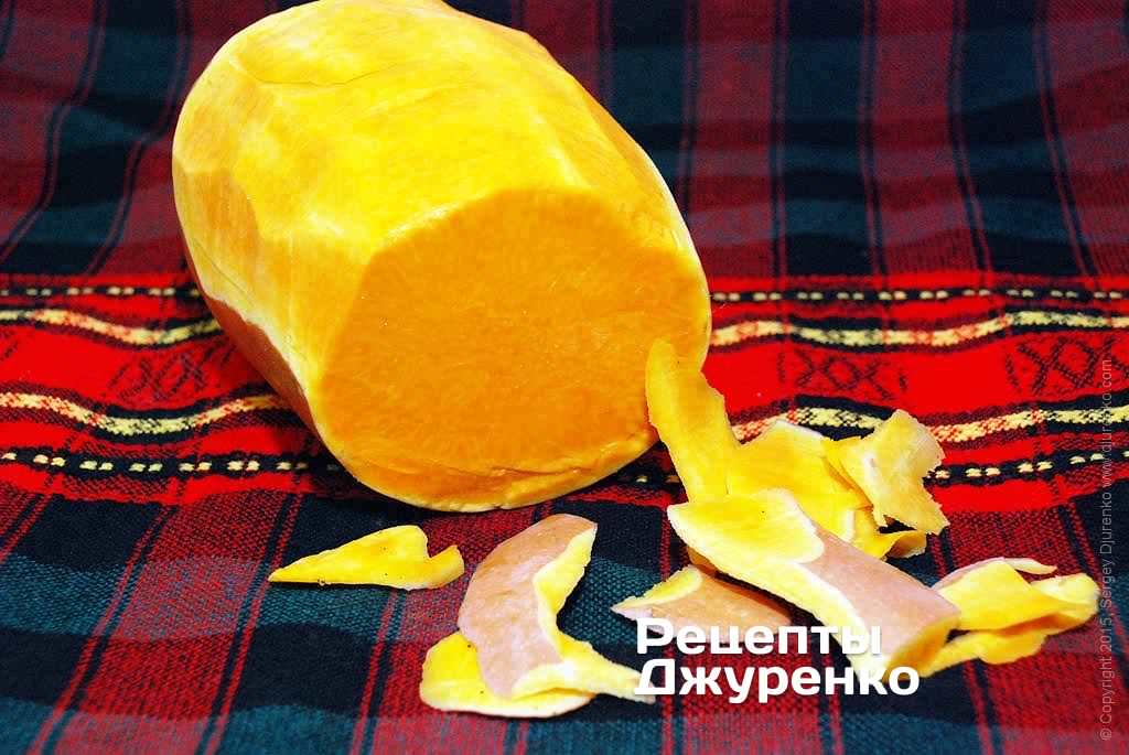 Тыкву надо очистить от кожуры и семян.