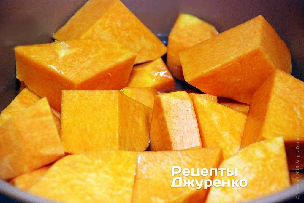 Нарезать тыкву кубиками средней величины и отварить.