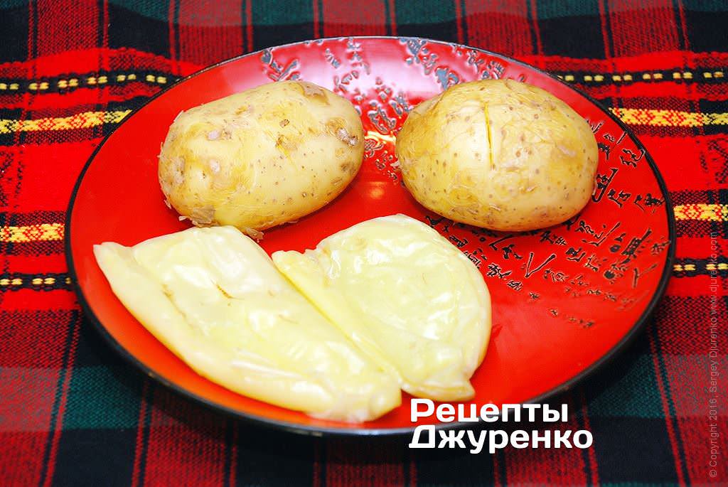 Испечь перец и картофель.