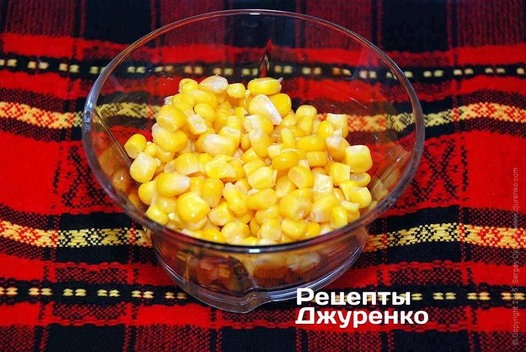 Банку с кукурузой открыть и слить всю жидкость.