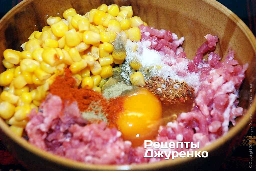 Змішати в мисці м'ясний фарш, яйце і спеції за смаком.