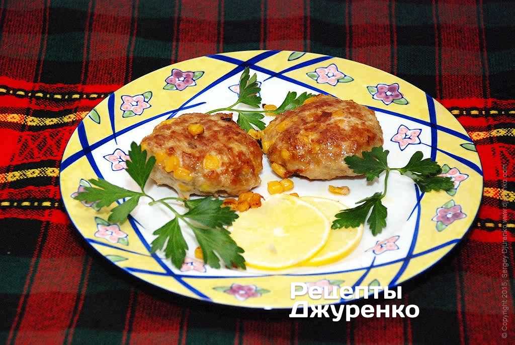 Кусочка лимона с веточкой петрушки.