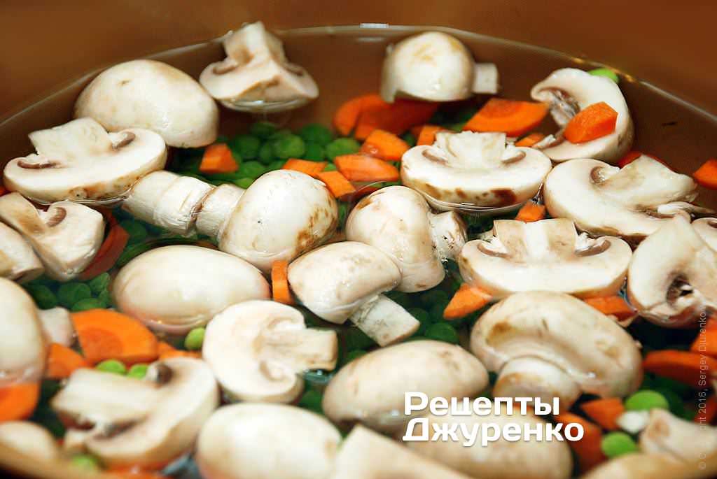 Варить грибы, горошек и морковку.