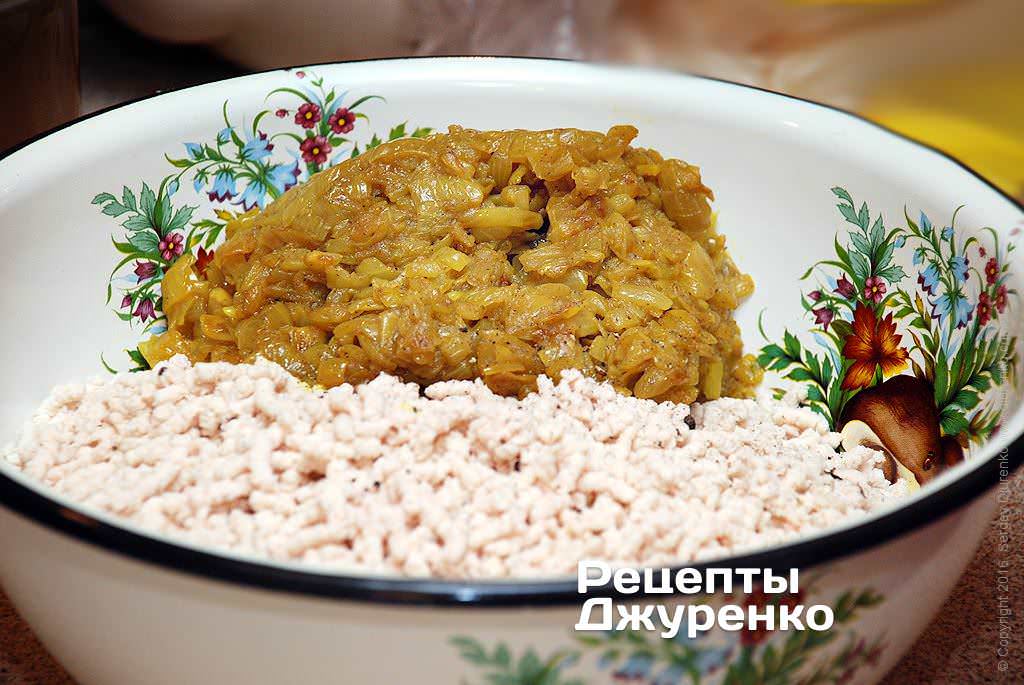 Соединить измельченные куриное филе и жареный лук.