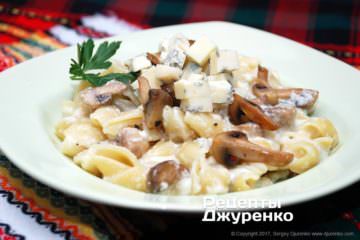 Макароны с сыром и грибами