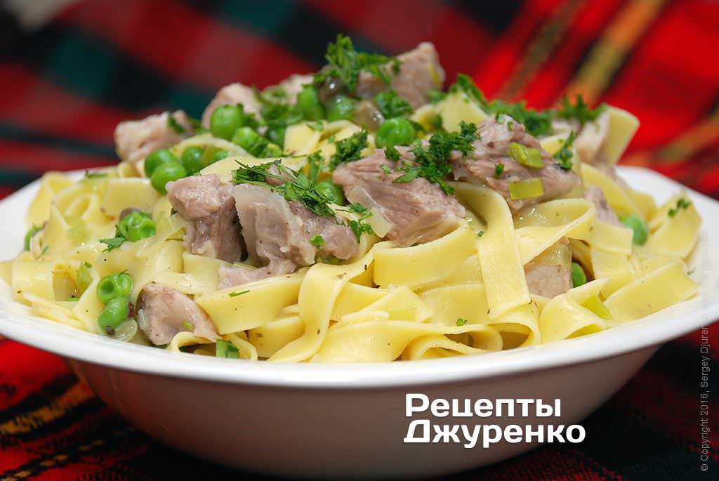 Посыпать петрушкой.