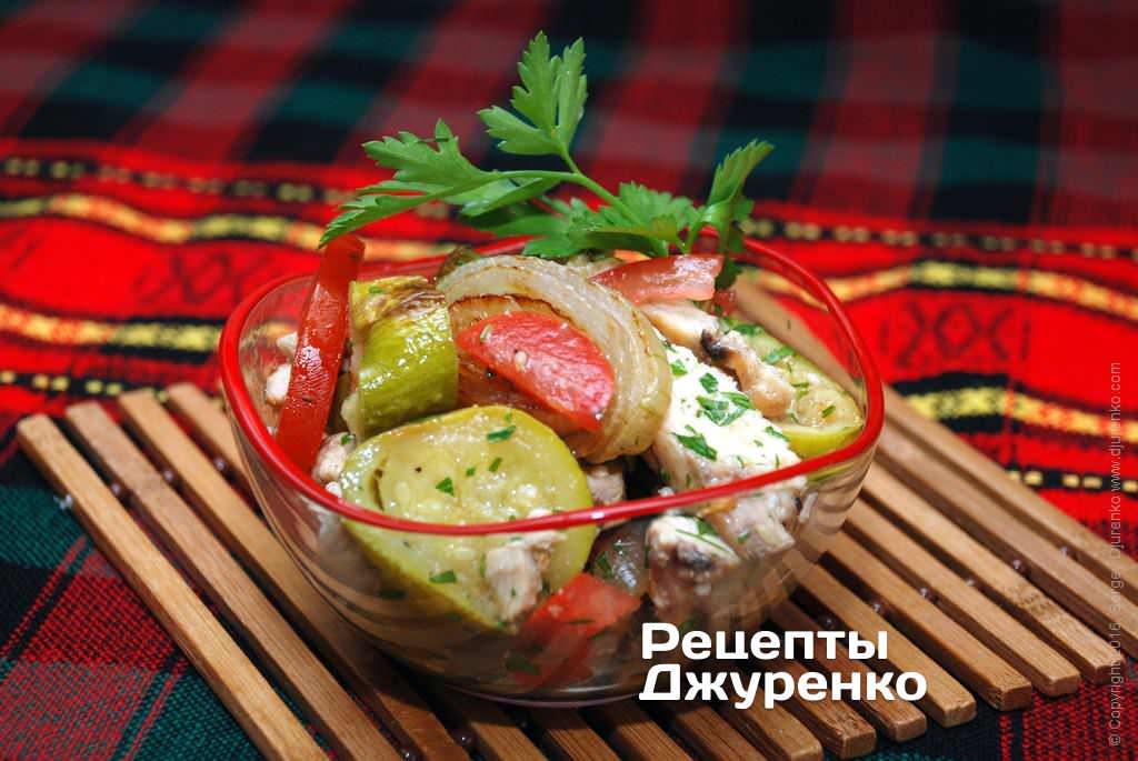Салат из кабачка — овощная закуска с жареной курицей