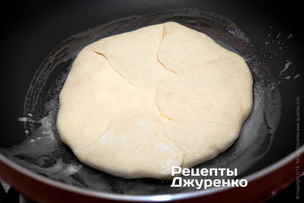 Выложить на сковородку с маслом.