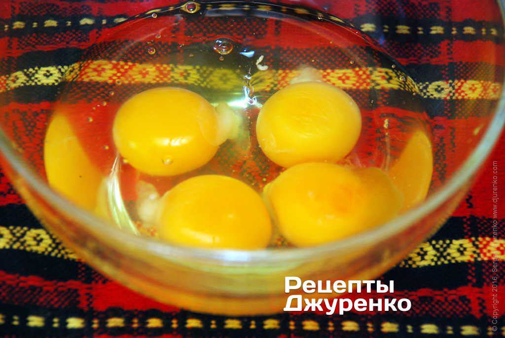 Яйца выпустить в миску.