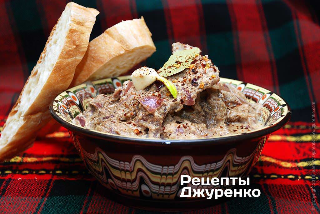Готова страва Яхни (яхне) — тушкована яловичина з горіхами і цибулею