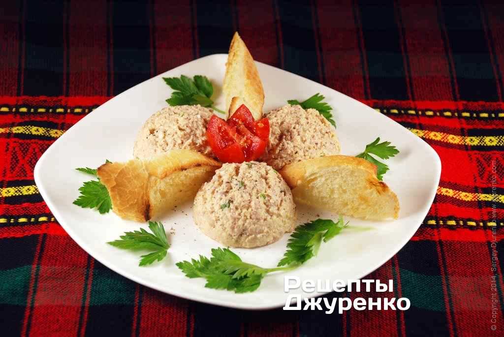 Печень трески с гренками.