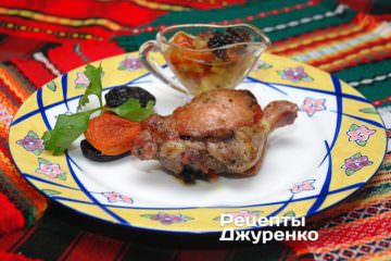 Утка в духовке с черносливом, курагой и яблоками