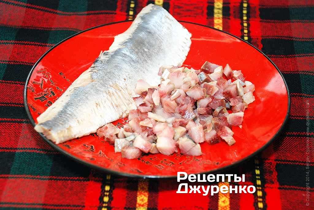 Селедку мелко нарезать ножом.