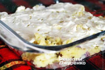 Добавляем майонез.