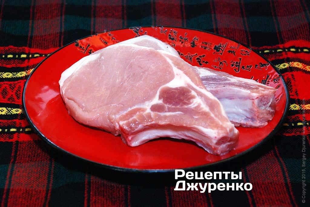 Нарезать на плоские котлеты, чтобы каждый кусок мяса был с косточкой.