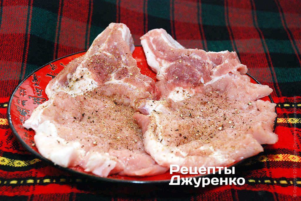 Для исключения сворачивания мяса, его надо слегка надрезать по краю.