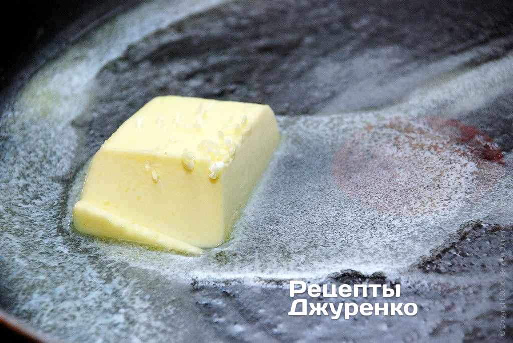 На горячей сковородке растопить кусочек сливочного масла.