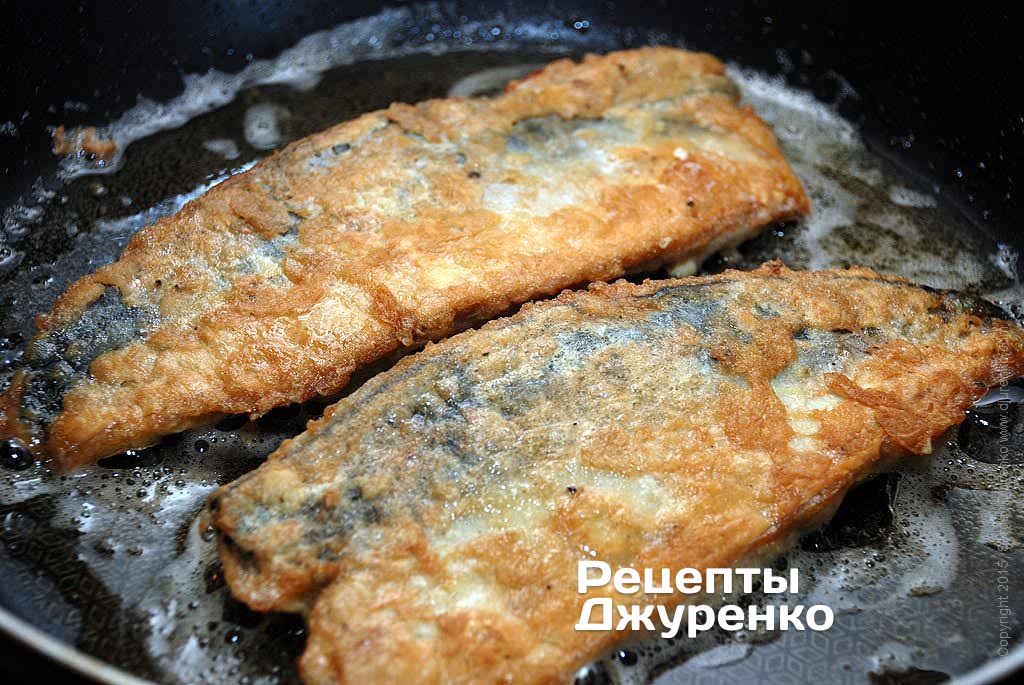 Жарить рыбу до румяной корочки.