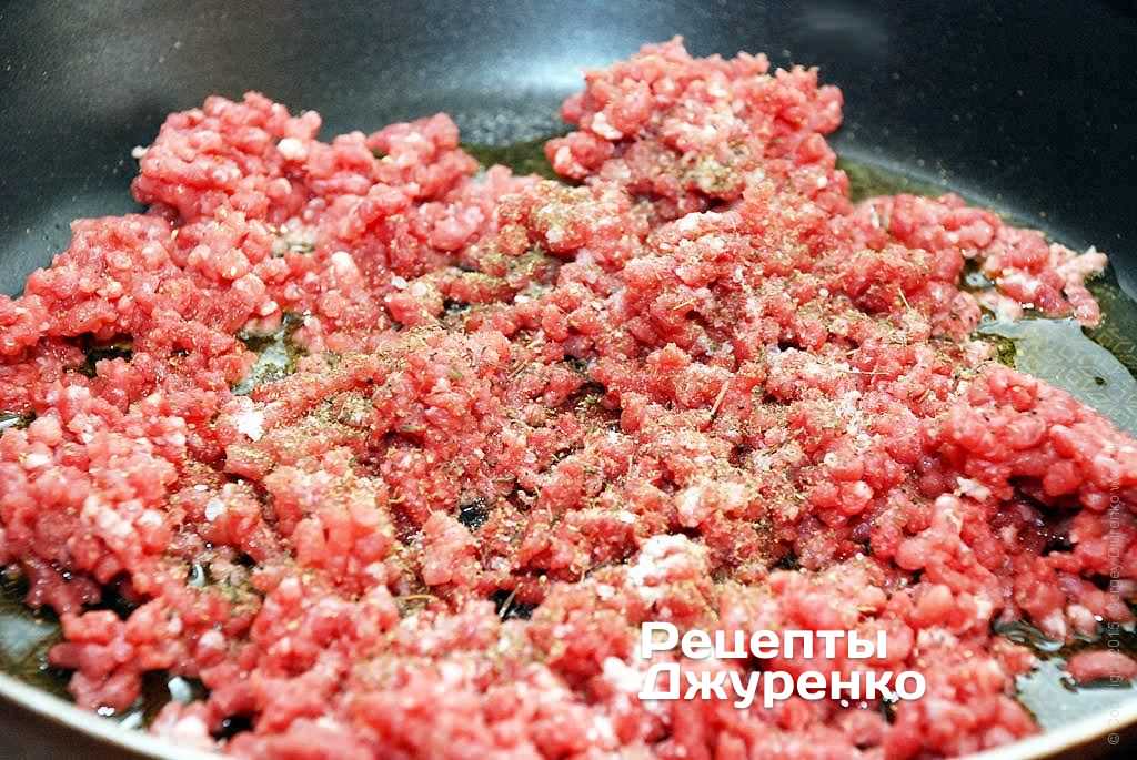 Обжарить мясной фарш на оливковом масле в течение 10 минут.