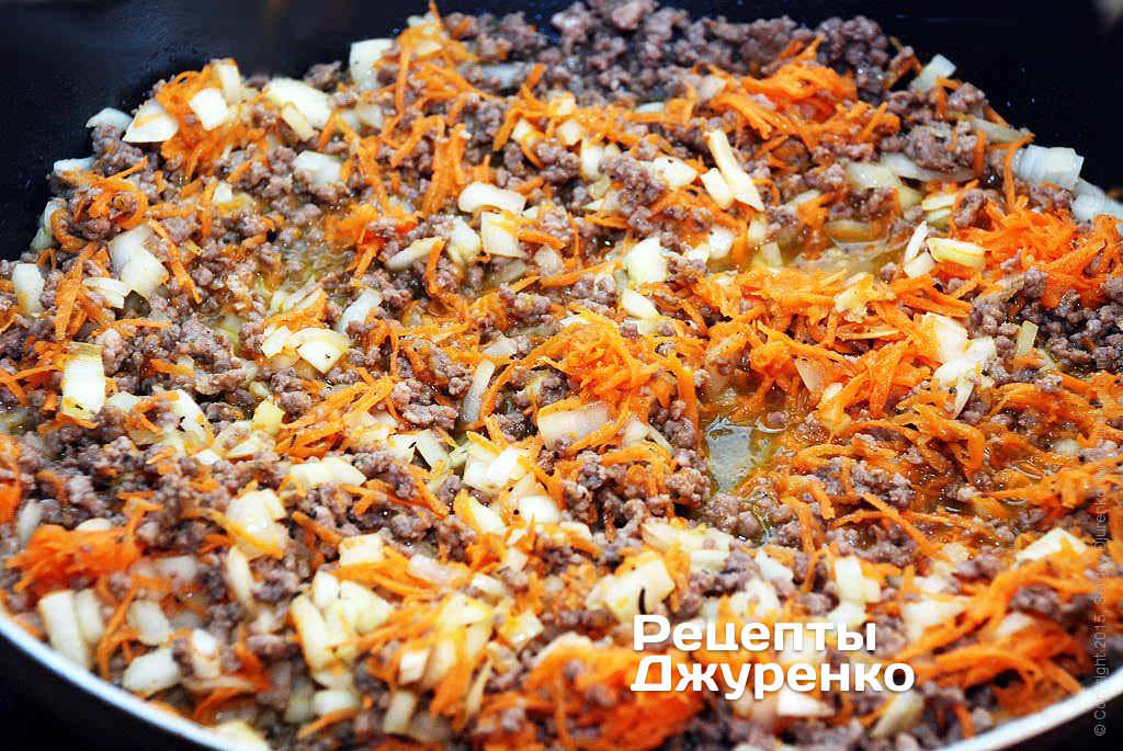 Тушить овощи с мясом под крышкой.