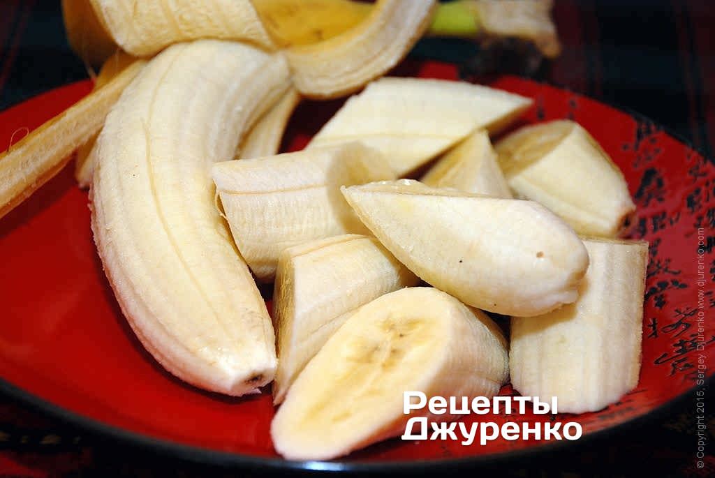 Бананы надо разрезать на небольшие кусочки — наискосок.