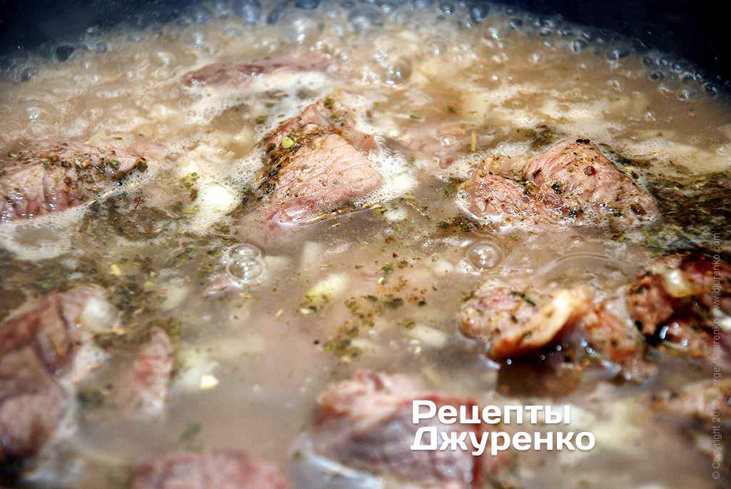 Тушить мясо с луком под крышкой .