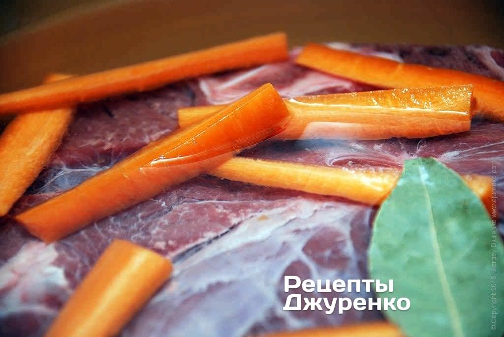 Сварить крепкий бульон из целого куска мяса на воде, без добавления соли.