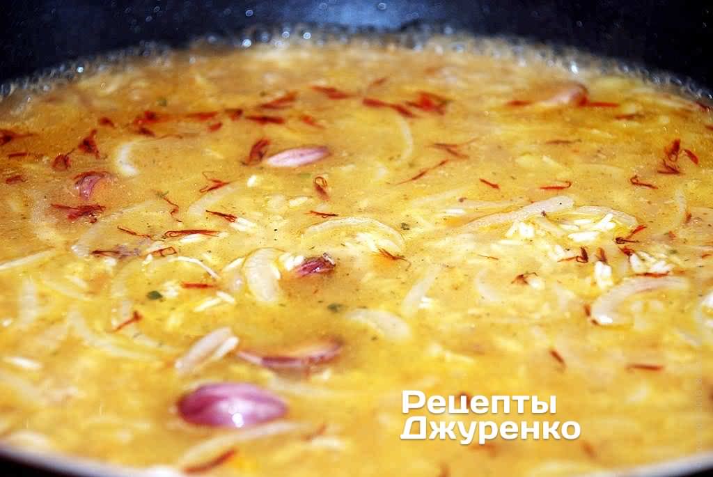 Влить мясной бульон.