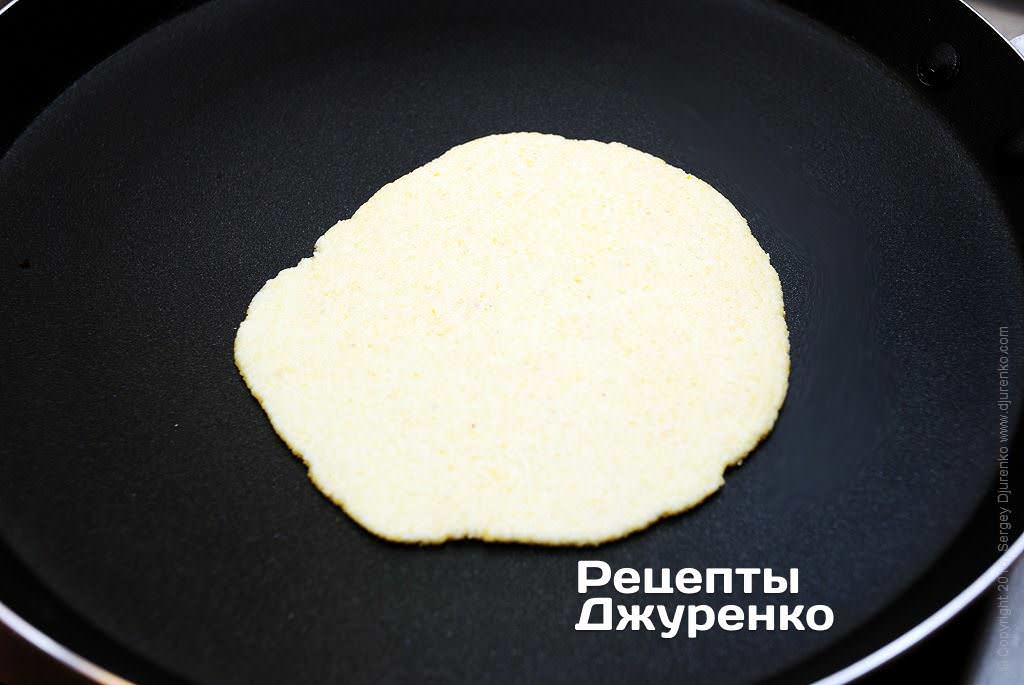 Выпекать на раскаленной сухой сковородке.