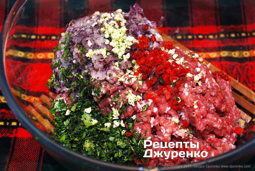 Смешать мясной фарш, лук, чеснок, зелень и острый перец.