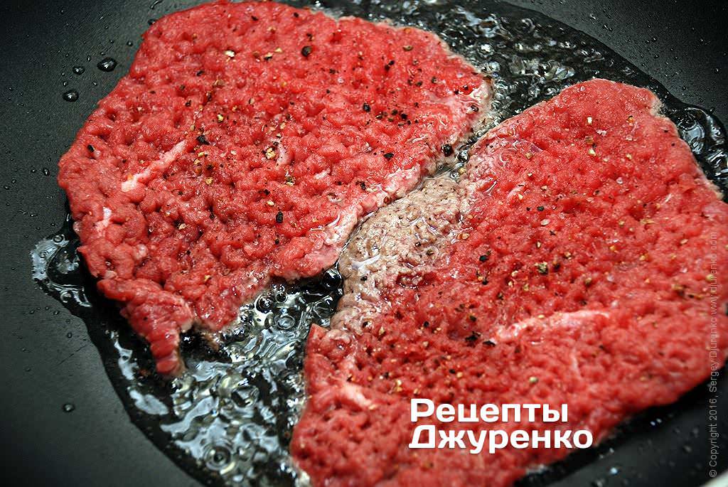 Викласти підготовлені шматки яловичини на гарячу сковорідку.