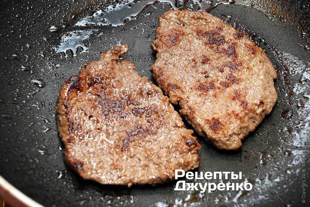 Обжарить мясо с обеих сторон.