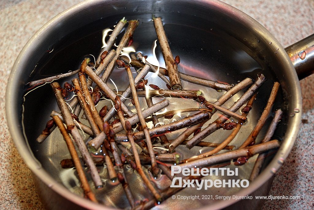 Залить кусочки побегов холодной питьевой водой.