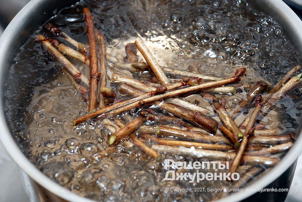 Довести воду до кипіння.