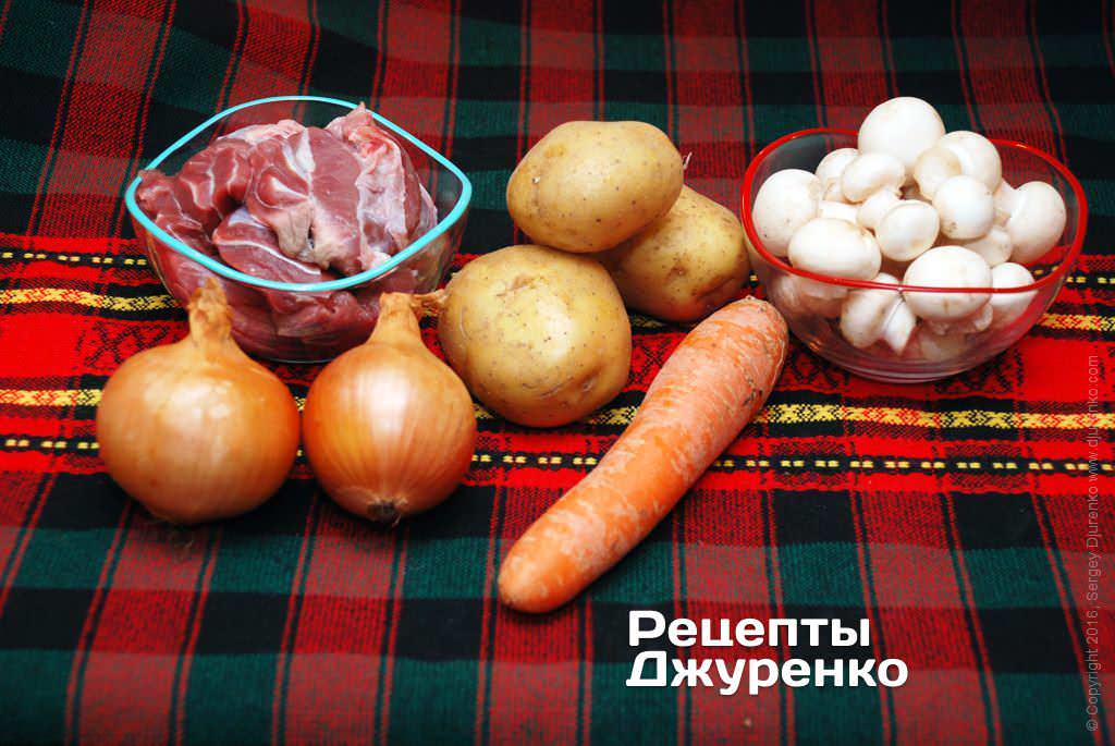 Грибы, мясо и овощи для рагу.